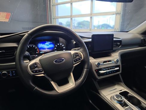 Used 2023 Ford Explorer XLT image 15