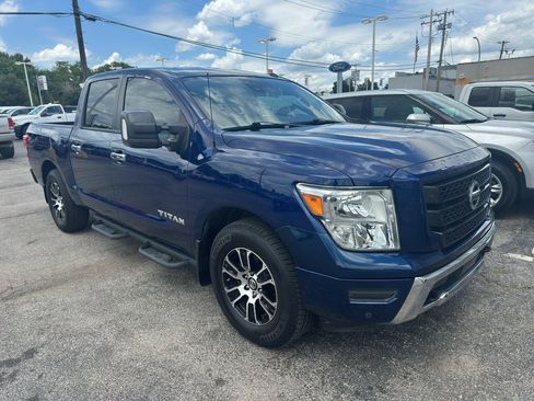 Used 2021 Nissan Titan SV w/ SV Convenience Package RWD image 3