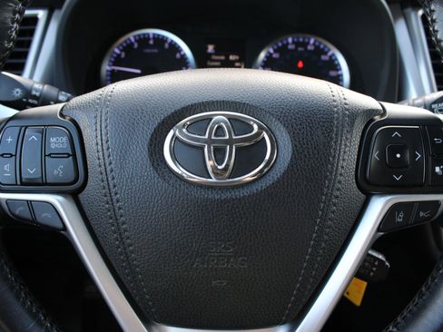Used 2018 Toyota Highlander Plus w/ Carpet Mat Package (TMS) AWD/4WD image 24