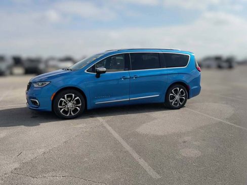 New 2026 Chrysler Pacifica Pinnacle image 5