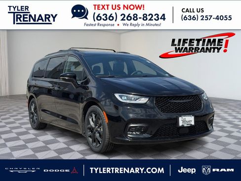 Used 2025 Chrysler Pacifica Limited FWD image 1