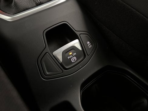 Used 2018 Jeep Renegade Altitude w/ Safety & Security Group FWD image 13