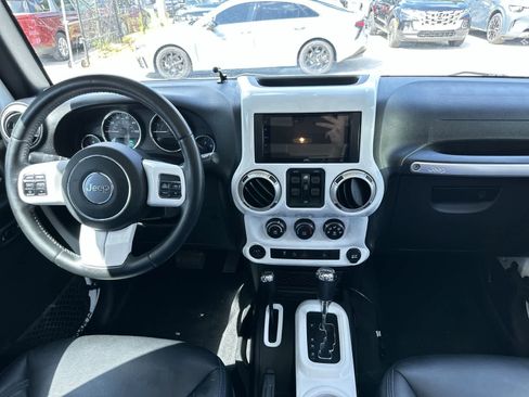 Used 2017 Jeep Wrangler Unlimited Rubicon w/ Connectivity Group AWD/4WD image 20