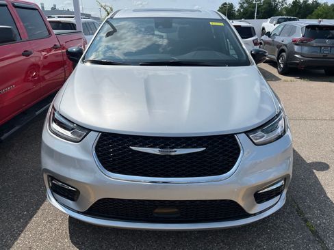 Used 2026 Chrysler Pacifica Limited FWD image 21