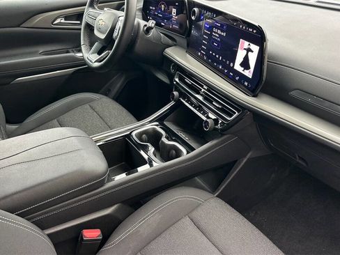 Used 2025 Chevrolet Traverse LT image 17