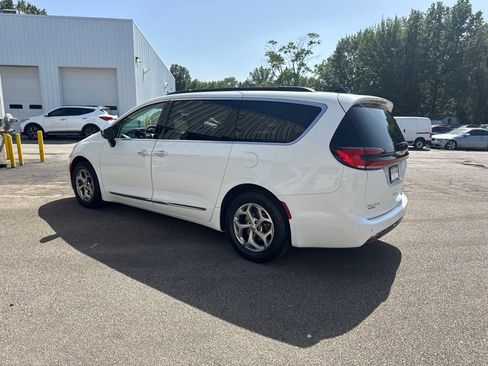 Used 2023 Chrysler Pacifica Limited w/ Uconnect Theater Family Group FWD image 14