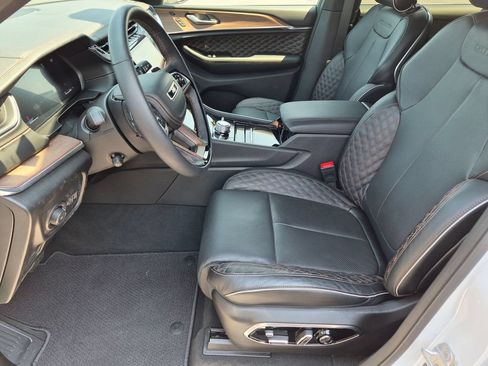 Used 2024 Jeep Grand Cherokee L Summit w/ High Altitude Package AWD/4WD image 11