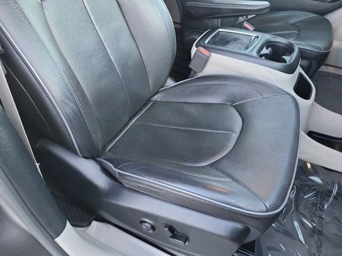 Certified 2019 Chrysler Pacifica Limited image 16