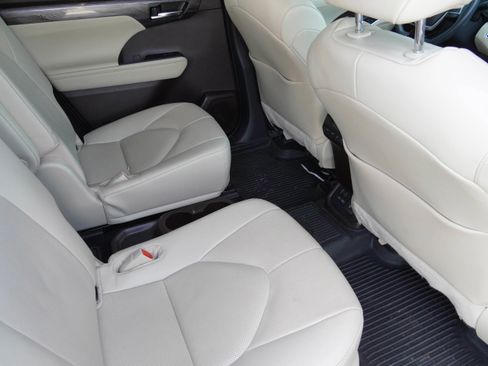 Used 2022 Toyota Highlander Limited image 35