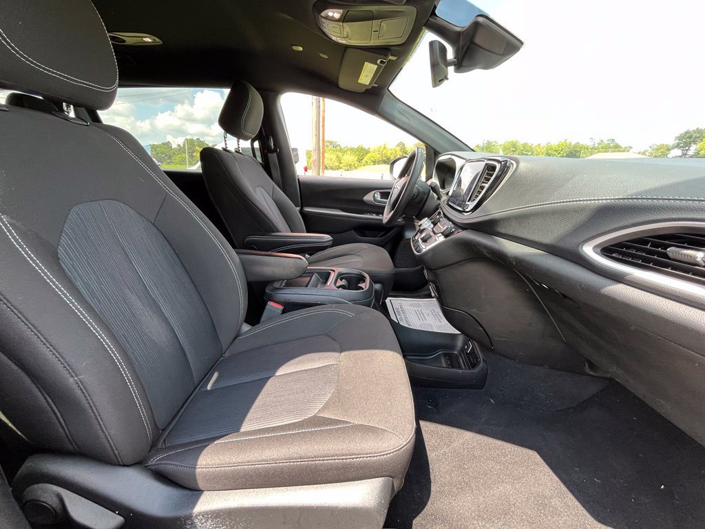 Used 2024 Chrysler Pacifica Touring FWD image 33