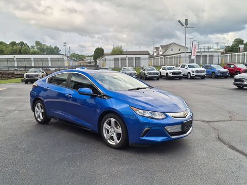 Used 2018 Chevrolet Volt LT w/ Comfort Package FWD image 3