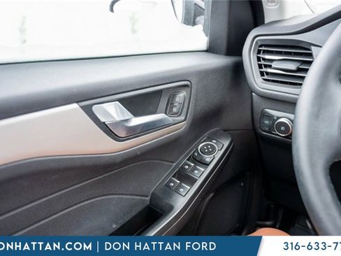 Used 2022 Ford Escape SEL image 18