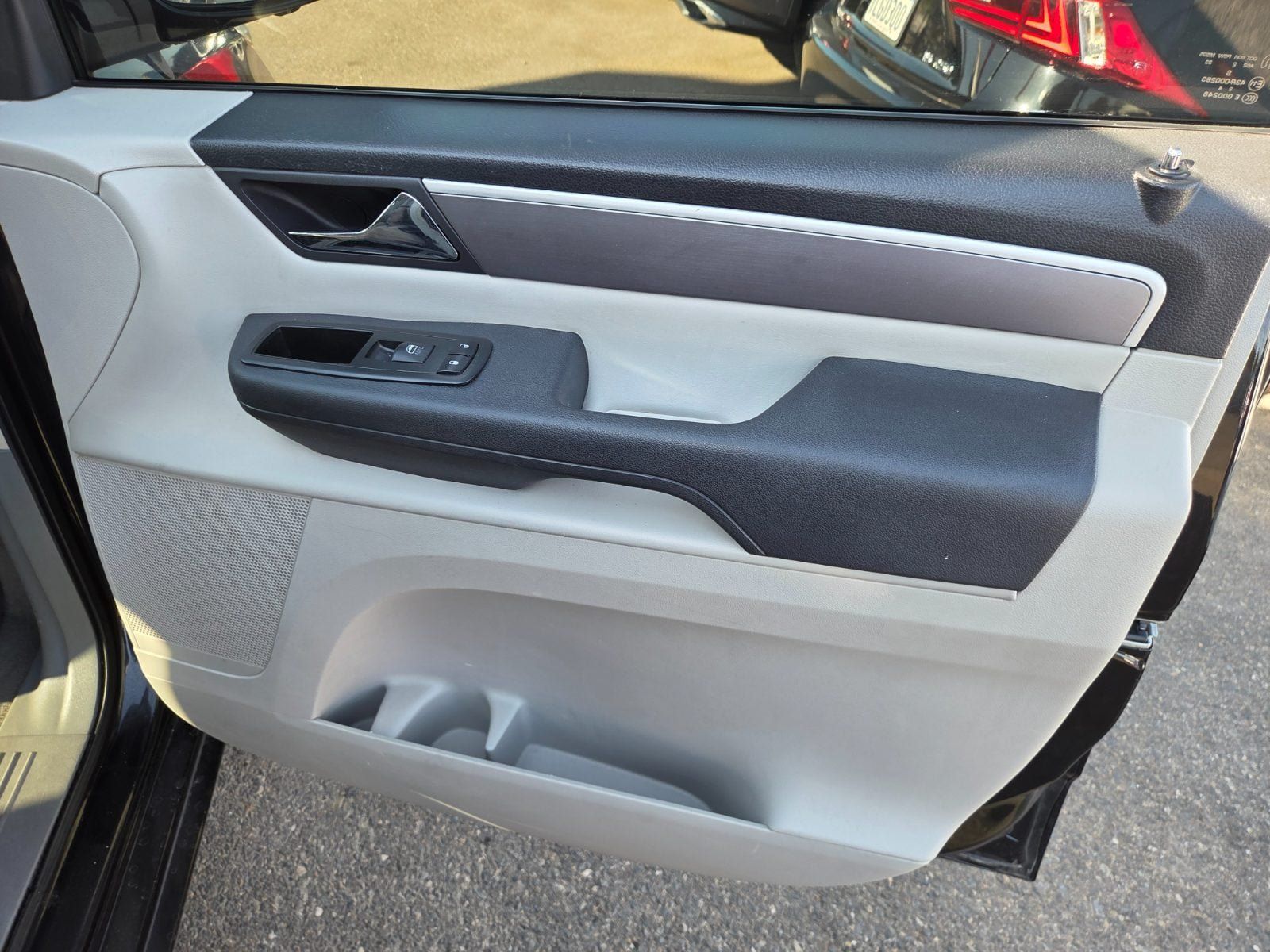 Used 2012 Volkswagen Routan SE FWD image 13
