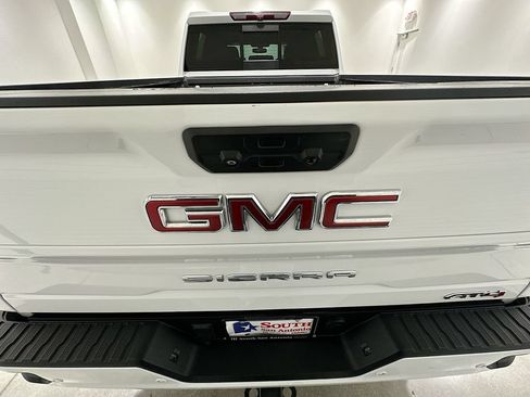 Used 2022 GMC Sierra 2500 AT4 w/ AT4 Preferred Package AWD/4WD image 6