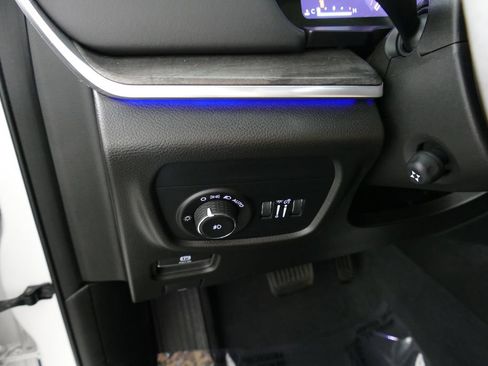 Used 2023 Jeep Grand Cherokee Overland w/ Luxury Tech Group IV AWD/4WD image 14