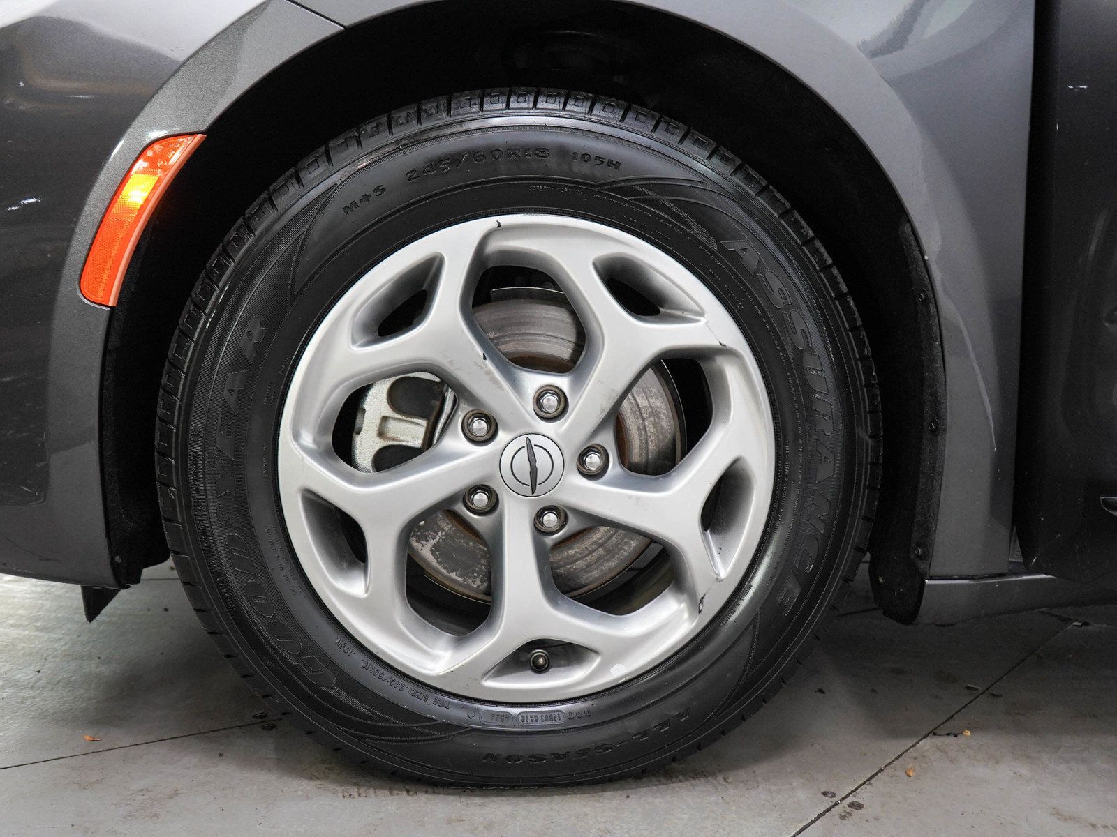 Used 2023 Chrysler Pacifica Limited FWD image 32