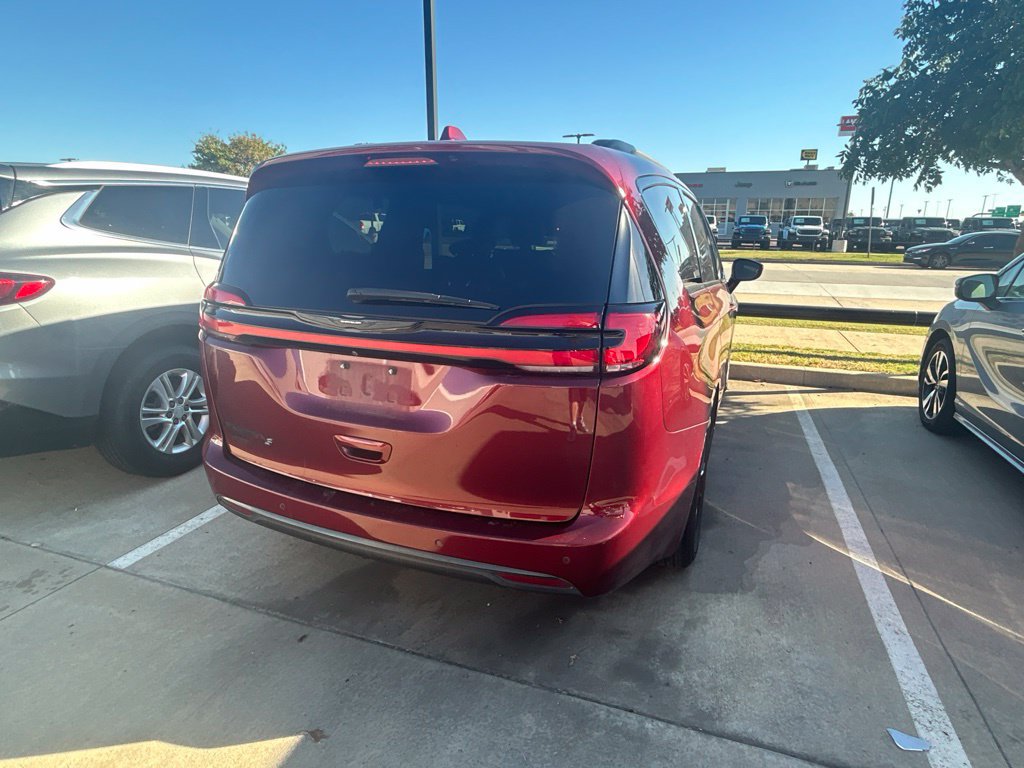 Used 2021 Chrysler Pacifica Touring-L w/ S Appearance Package FWD image 4
