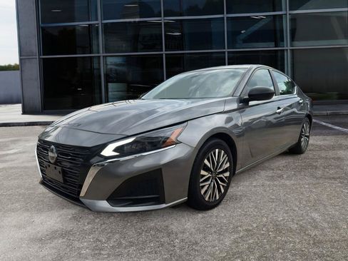 Used 2024 Nissan Altima 2.5 SV FWD image 3