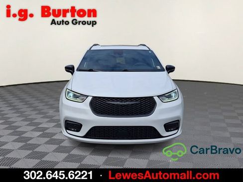 Used 2025 Chrysler Pacifica Limited FWD image 2