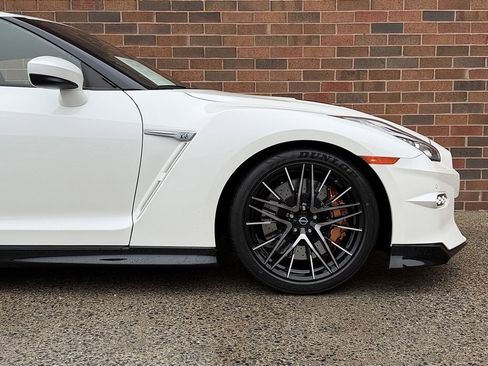Used 2024 Nissan GT-R Premium w/ Premium Interior Package image 11