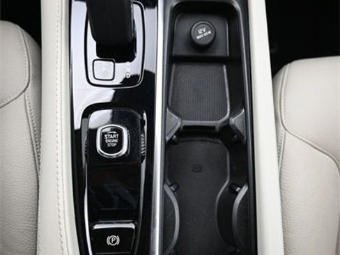 Used 2023 Volvo XC90 B6 Plus image 11