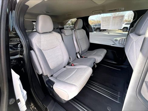 Used 2025 Toyota Sienna LE image 25