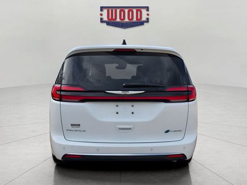Used 2023 Chrysler Pacifica Limited image 3