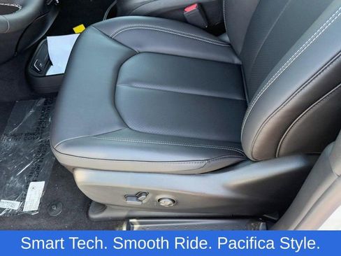 New 2026 Chrysler Pacifica Select image 12