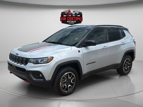 Used 2025 Jeep Compass Trailhawk AWD/4WD image 3