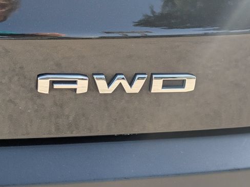 Used 2023 GMC Acadia SLT w/ Technology Package AWD/4WD image 8