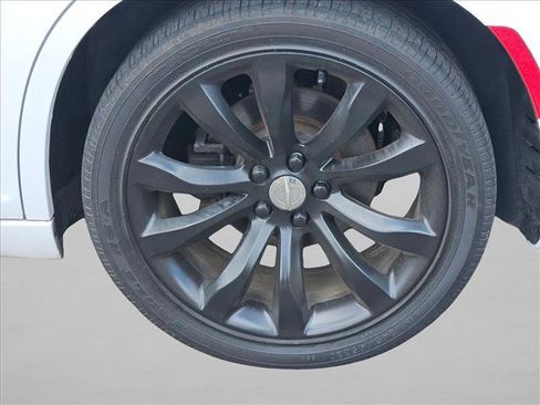 Used 2020 Chrysler 300 Limited RWD image 14