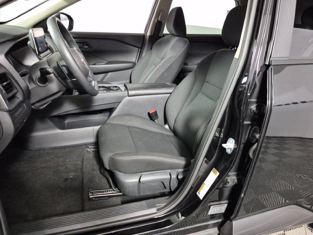 Used 2024 Nissan Rogue S AWD/4WD image 9