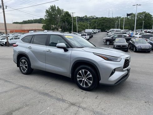 Used 2023 Toyota Highlander XLE AWD/4WD image 6