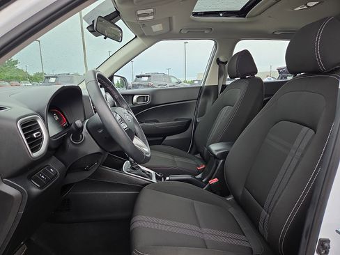 Used 2025 Hyundai Venue SEL FWD image 15