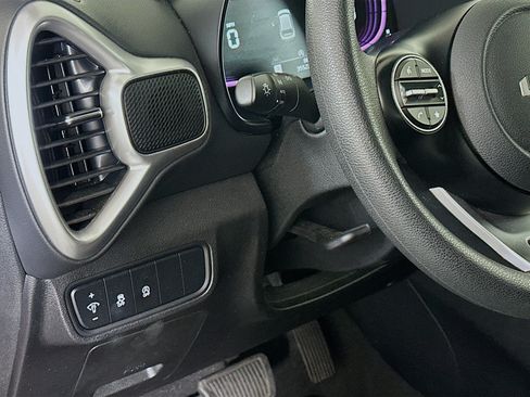 Used 2025 Kia Soul LX w/ LX Technology Package FWD image 17