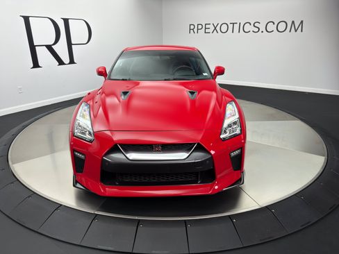 Used 2018 Nissan GT-R Premium AWD/4WD image 5