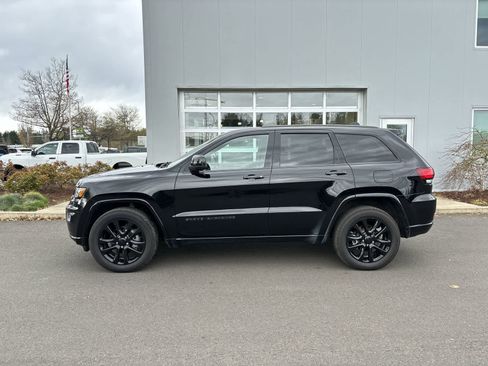 Used 2020 Jeep Grand Cherokee Altitude image 2