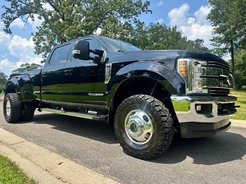 Used 2018 Ford F350 Lariat w/ Lariat Ultimate Package AWD/4WD image 3