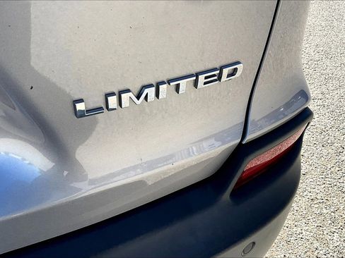 Used 2019 Jeep Cherokee Limited w/ Luxury Group image 8