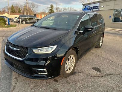 Used 2025 Chrysler Pacifica Select