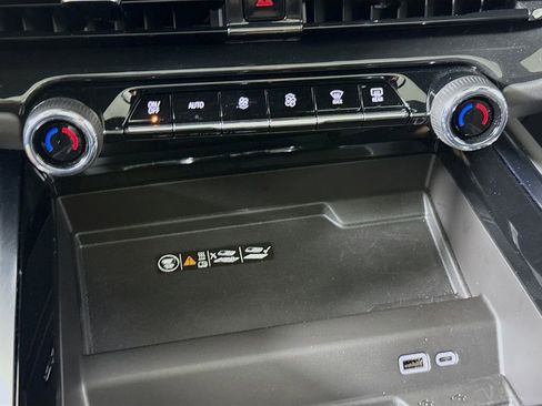 Used 2025 Chevrolet Suburban High Country AWD/4WD image 16