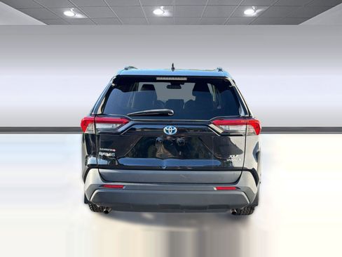 Used 2021 Toyota RAV4 XLE w/ XLE Grade Weather Package AWD/4WD image 10