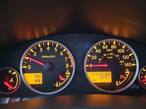 Used 2011 Nissan Frontier SL image 12