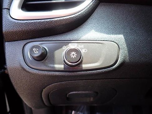 Used 2018 Chevrolet Trax LT w/ LT Convenience Package FWD image 14
