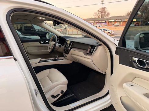 Used 2022 Volvo XC60 B5 Momentum image 30