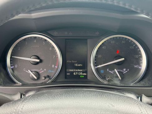 Used 2019 Toyota Highlander XLE AWD/4WD image 24
