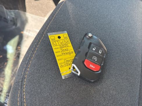 Used 2025 Jeep Wrangler Unlimited Sahara w/ Safety Group image 33