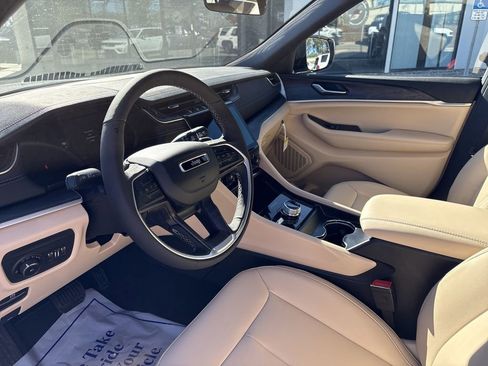 New 2025 Jeep Grand Cherokee Limited image 12