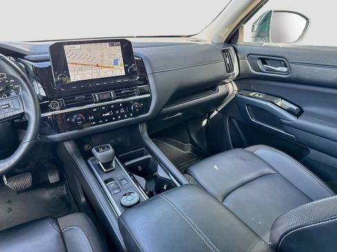 Used 2024 Nissan Pathfinder SL w/ Black Appearance Package AWD/4WD image 24