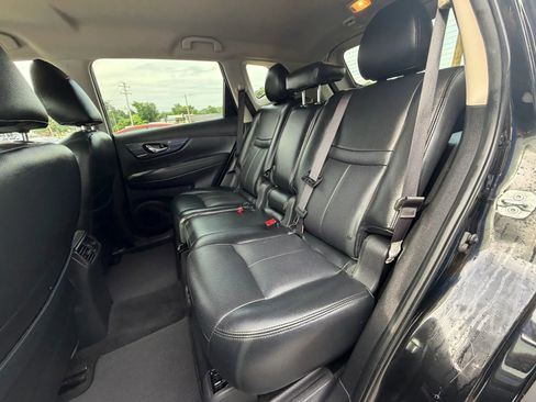 Used 2018 Nissan Rogue SV w/ Premium Package FWD image 10
